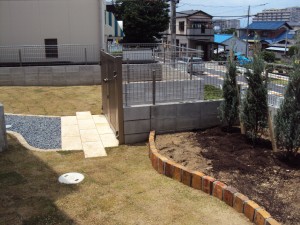 施工後芝生と花壇の庭２