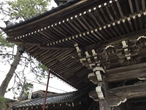 写真-06斗組物で垂木を２段にせり出した深い軒の寺院建築 (1)